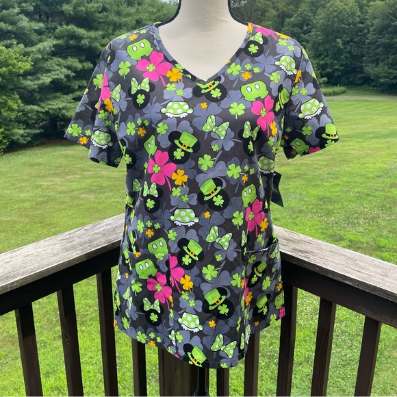 Disney scrubs scrub top St Patricks Day Mickey Mouse shamrock cotton medium nwt - Picture 1 of 9